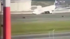 В Стамбуле самолет совершил аварийную посадку без переднего шасси: видео