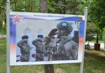В преддверии 9 Мая в Братском саду открылась традиционная фотовыставка под названием «Время патриотов», организованная администрацией Астрахани