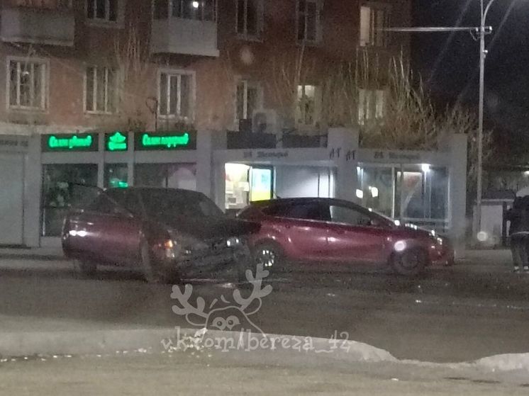 Жесткое лобовое столкновение двух легковушек произошло у ДК в Кузбассе