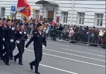 В Твери на параде Победы кадет потерял ботинок и продолжил маршировать, не сбивая строй