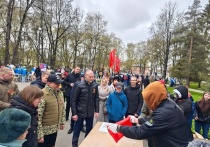 После торжественного митинга и парада вологжане смогли посетить еще одну праздничную площадку, расположенную в Кировском сквере