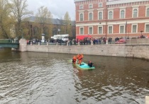 В Петербурге из реки Мойка подняли автобус, рухнувший с Поцелуева моста