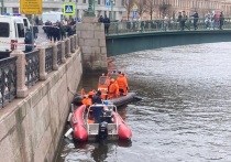 Транспорт снова свободно двигается по набережной реки Мойки, Поцелуевому мосту и окрестным улицам в Санкт-Петербурге после происшествия с падением автобуса в воду