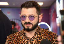Комик, актер и телеведущий Михаил Галустян сбросил лишних 14 килограмм, отказавшись от употребления шашлыка, пишет издание PROZvezd