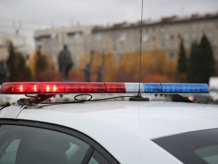 В Новосибирске автомобиль сбил 16-летнего парня на светофоре