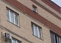 В Сергиевом Посаде в крыши многоэтажки падают куски бетона