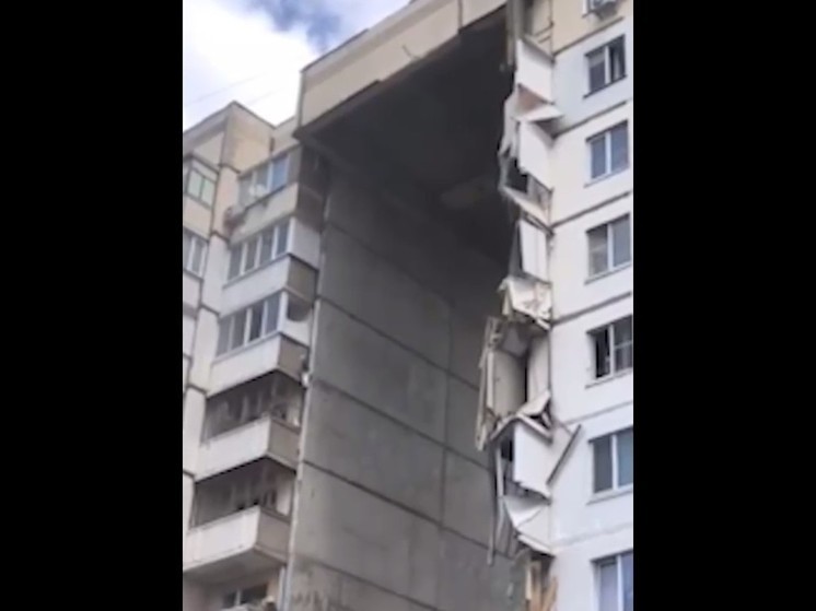 В соцсетях распространилась запись с камеры видеонаблюдения, запечатлевшая момент взрыва в жилой многоэтажке в Белгороде и последующего обрушения подъезда с 1 по 10 этаж