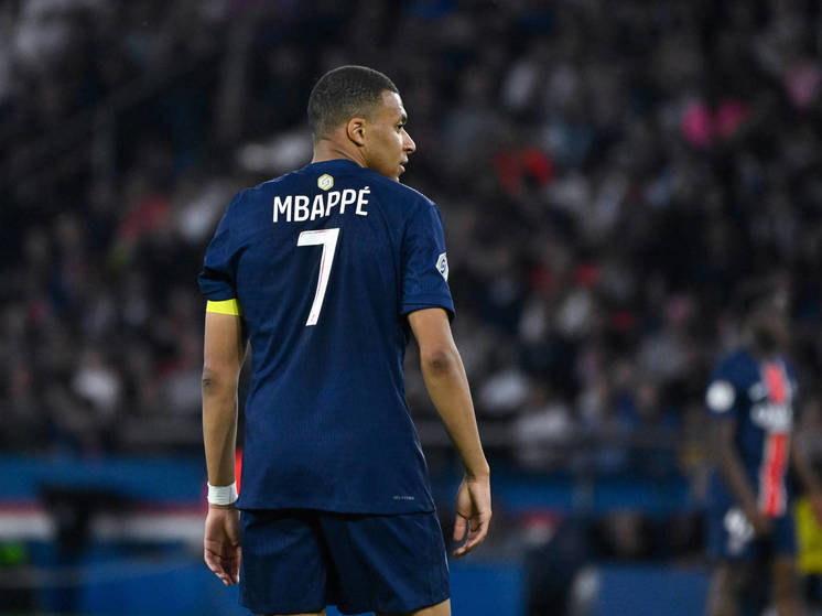 Нападающий сборной Франции по футболу Килиан Мбаппе получит в качестве подписного бонуса от мадридского "Реала" свыше 100 млн евро