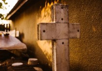 В Омской области 45-летний мужчина после ссоры с возлюбленной отправил ей гроб и крест и написанной на нем датой смерти