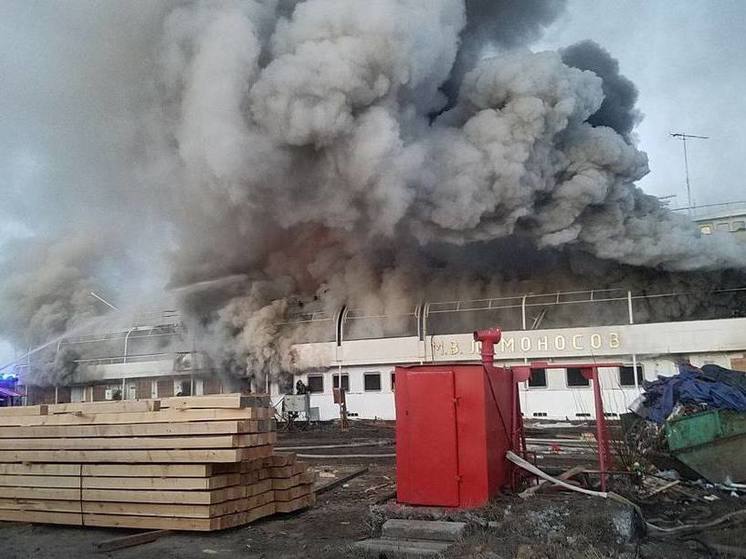МЧС: крупный пожар тушат на теплоходе в Архангельске