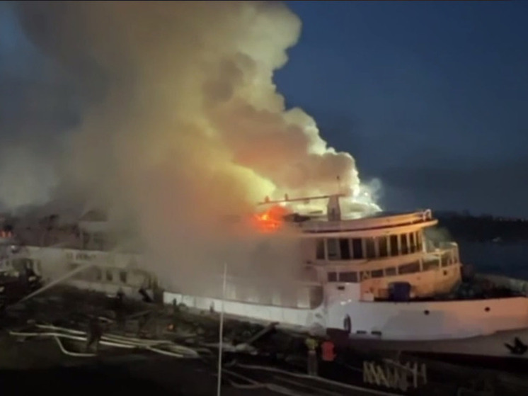 МЧС ликвидировало пожар на теплоходе «Ломоносов» в Архангельске
