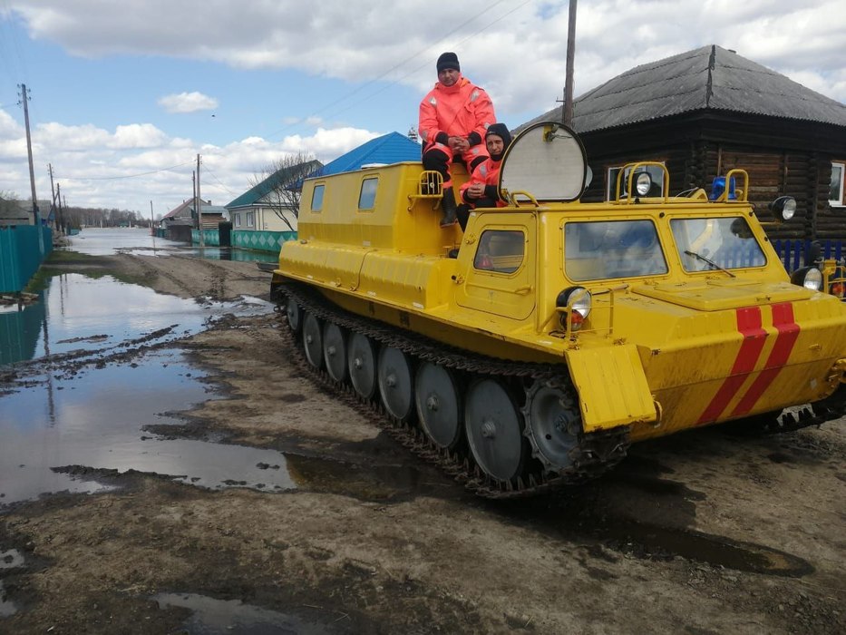 Вода по пояс, людей и животных вывозят на лодках: 20 кадров из затопленных посёлков Омской области 