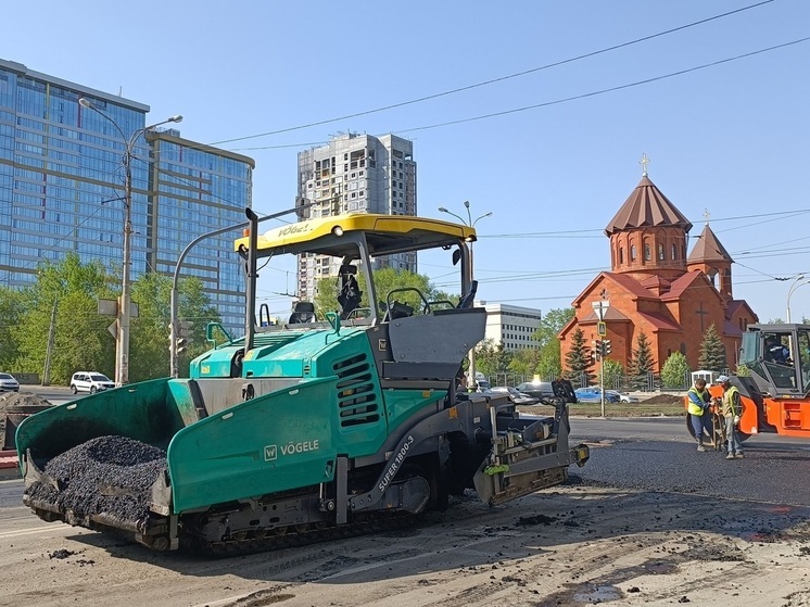 Нестабильную погоду обвинили в разрушении асфальта в Екатеринбурге
