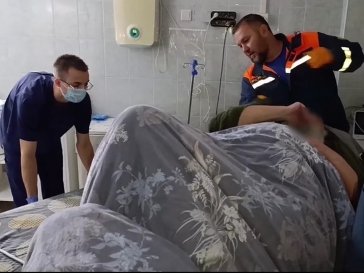 В Ставрополе сотрудники МЧС помогли 200-килограммовому мужчине лечь в больницу