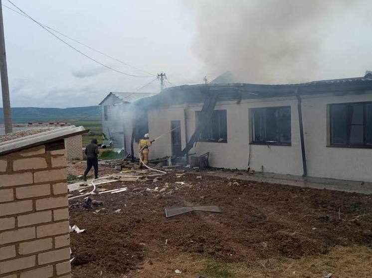Крупный пожар случился на животноводческой ферме в Андроповском округе