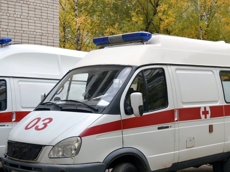 10-летний ребенок из Петербурга случайно пробил стекло в двери и попал в больницу