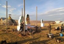 Ацагатский дацан и ТОС «Тоонто» совместными усилиями взялись установить крышу и ограждение скульптурной композиции из трех божеств