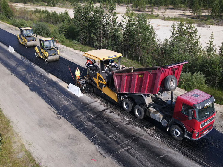 Этим летом решено усилить сезон дорожных работ на Ямале и отремонтировать больше дорог, чем изначально планировалось
