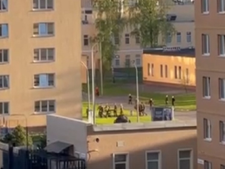 РИА Новости: экстренные службы продолжают работу на месте взрыва в Петербурге