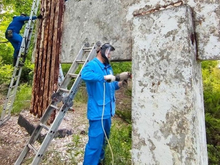 Югорские добровольцы помогают восстанавливать стелу у Ясиноватой