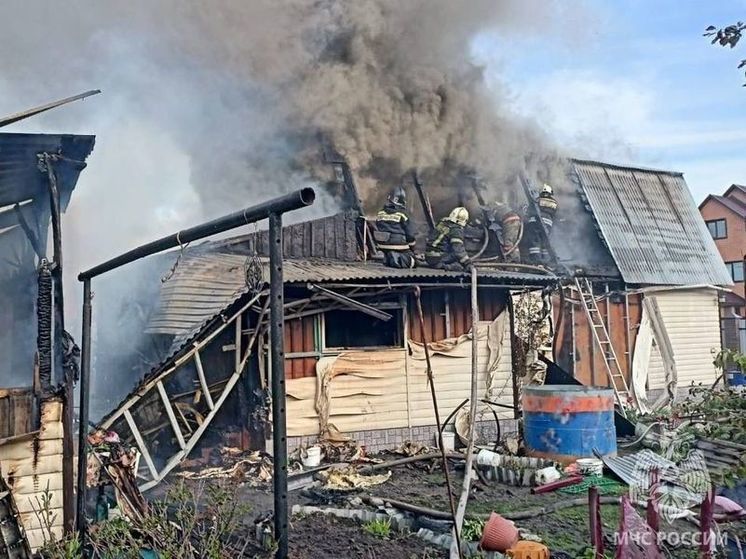 В Новосибирске на улице Шоссейная горит частный дом