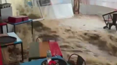 В Испании вышедшая из берегов река затопила популярный ресторан: видео