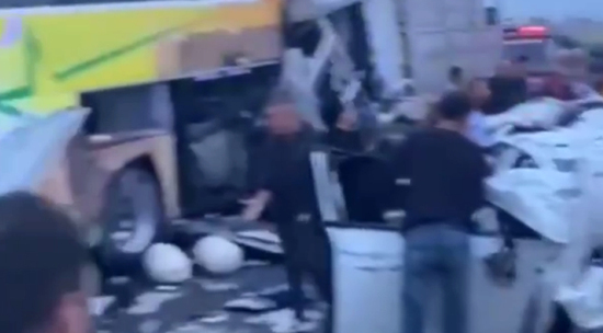 В Турции пассажирский автобус столкнулся с грузовиком: видео с места