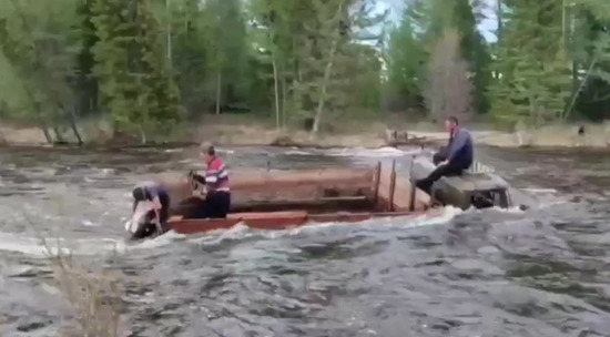 В Тыве спасатели вытащили из реки застрявший грузовик с людьми: видео