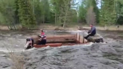 В Тыве спасатели вытащили из реки застрявший грузовик с людьми: видео