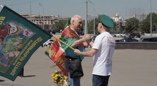 Зеленые береты, флаги, тельняшки: видео с улиц Москвы в День пограничника