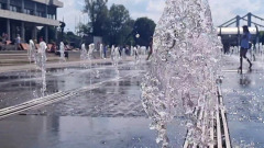 Кадры удушающей московской жары: горожане по-детски радуются воде