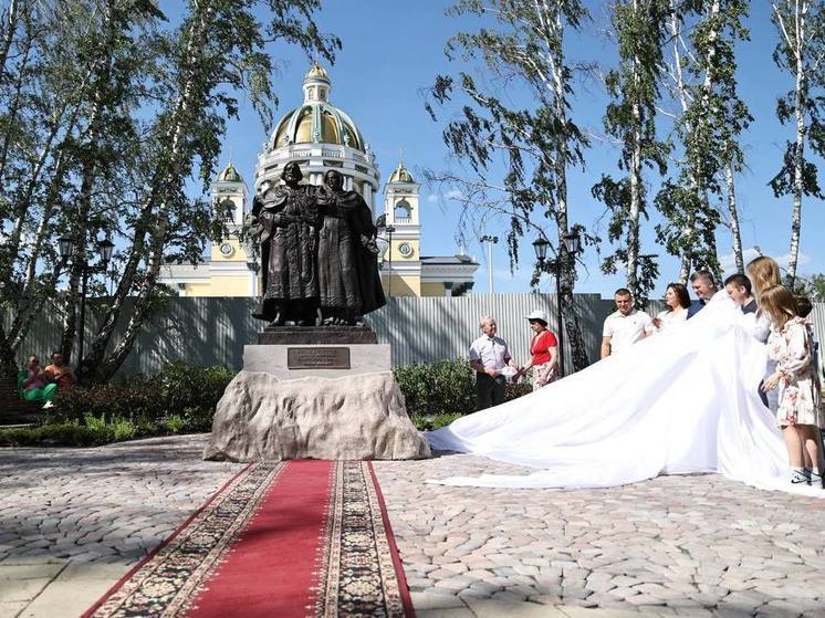 Скульптурную композицию святых Петра и Февронии торжественно открыли на Северо-Западе Челябинска
