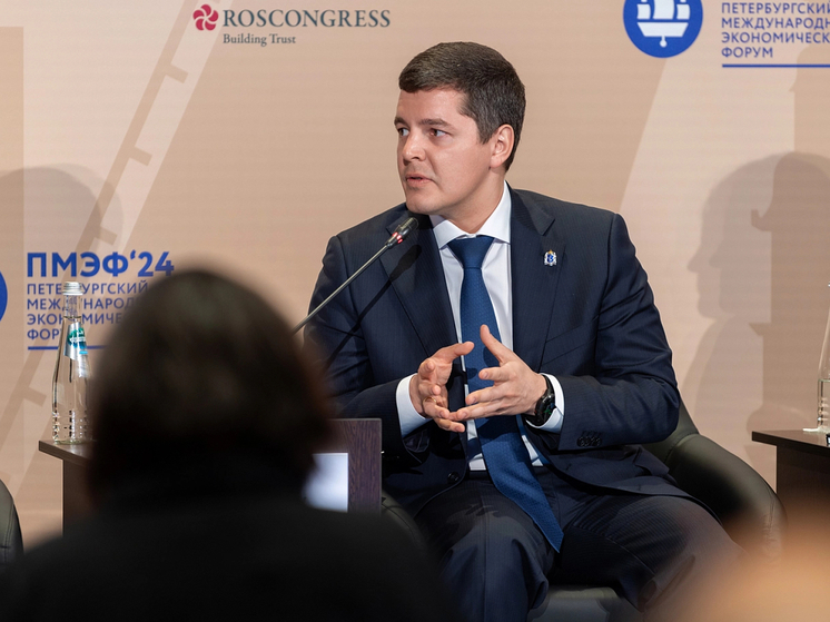 Губернатор ЯНАО Дмитрий Артюхов работает на XXVII Петербургском международном экономическом форуме
