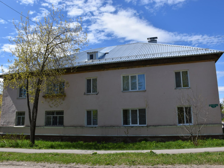 В северной части Соликамска заканчиваются работы по капитальному ремонту кровель двухэтажных жилых домов на ул