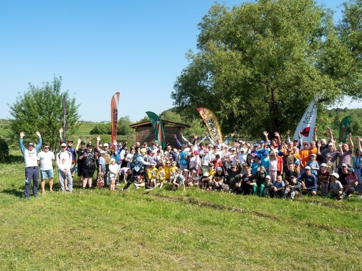 Около поселка Мирный на озере Лютце состоялся детский рыболовный фестиваль «Кубок добра»