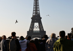 На Эйфелевой башне в Париже установили олимпийские кольца: фото