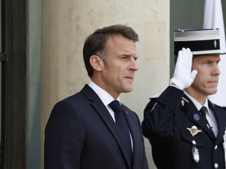 Президент Франции Эммануэль Макрон объявил о том, что подпишет указ о роспуске Национального собрания (нижней палаты французского парламента), а также о проведении досрочных выборов