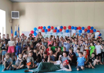 Для детей из маленького поселка на юге Донбасса создали иммерсивный спектакль

