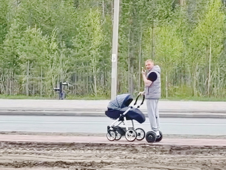Ямальские отцы гуляют с колясками на гироскутерах