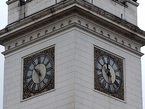 Чтобы хронометр на башне показывал точное время, его надо раз в год остановить