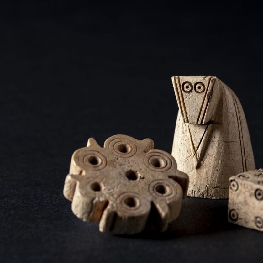 Drei Holzfiguren für Brettspiele.