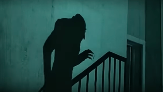 Der Schatten von Nosferatu auf einer Treppe an der Wand.