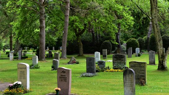 Grabsteine auf einem Friedhof.