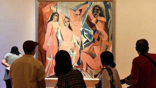 Besucher des Museum of Modern Art betrachten ein Gemälde von Pablo Picasso