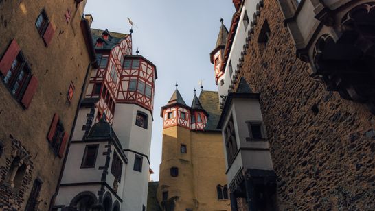 Die Ansicht des Innenhofs der Burg Eltz zeigt die verschiedenen Baustile der Wohntürme.