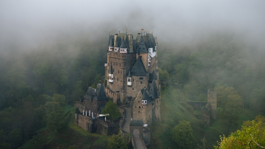 Die Burg Eltz im morgendlichen Nebel.