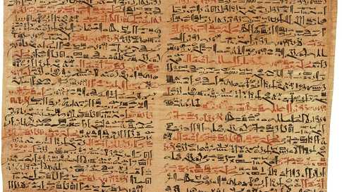 Zwei Seiten schwarze und rote Schrift auf gelben Papyrus.