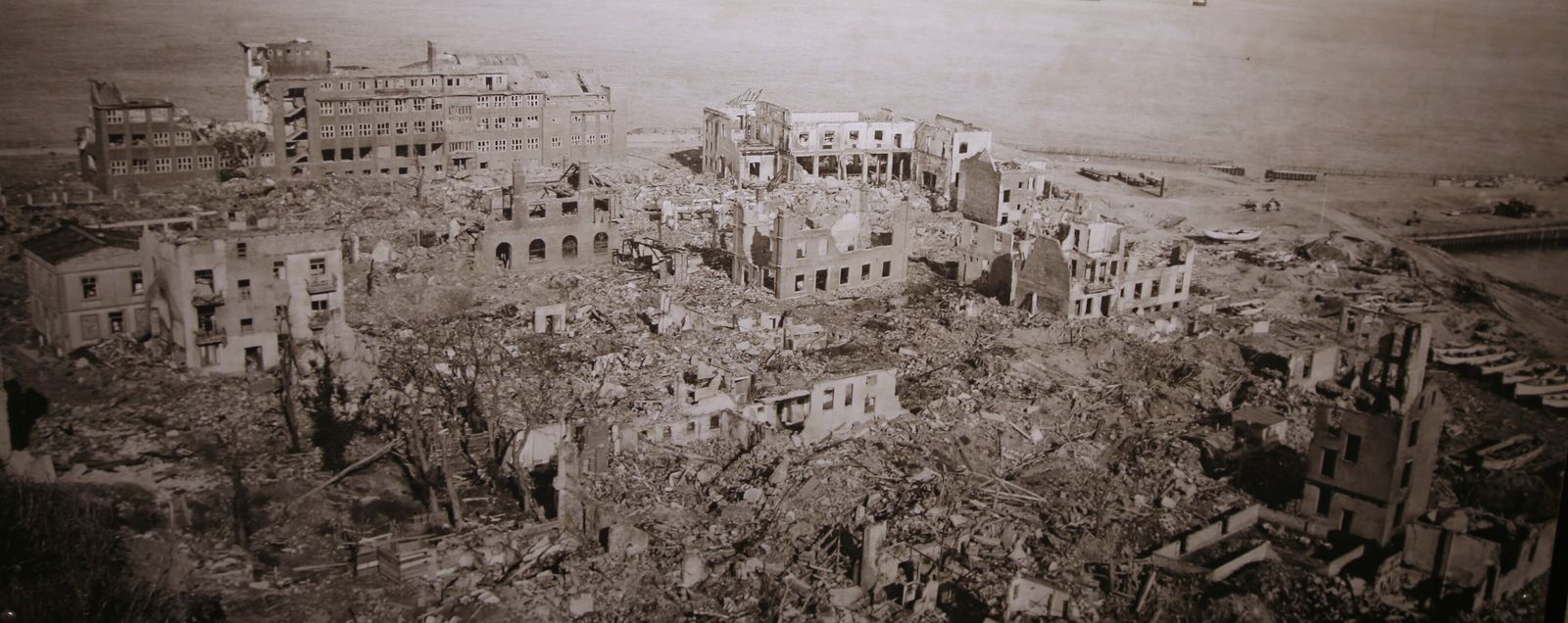 Schwarz-Weiß-Aufnahme von zerbombten Häusern.