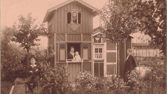 Eine Familie in ihrer Laube mit zwei Etagen.