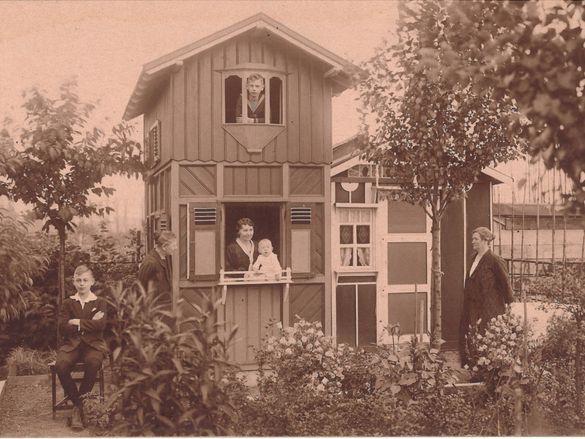 Eine Familie in ihrer Laube mit zwei Etagen.